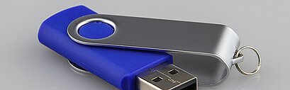 Ein USB-Stick mit geöffnetem Schutz.
