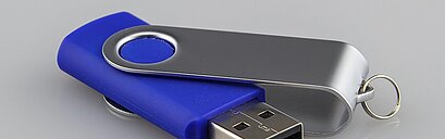 Ein USB-Stick mit geöffnetem Schutz.