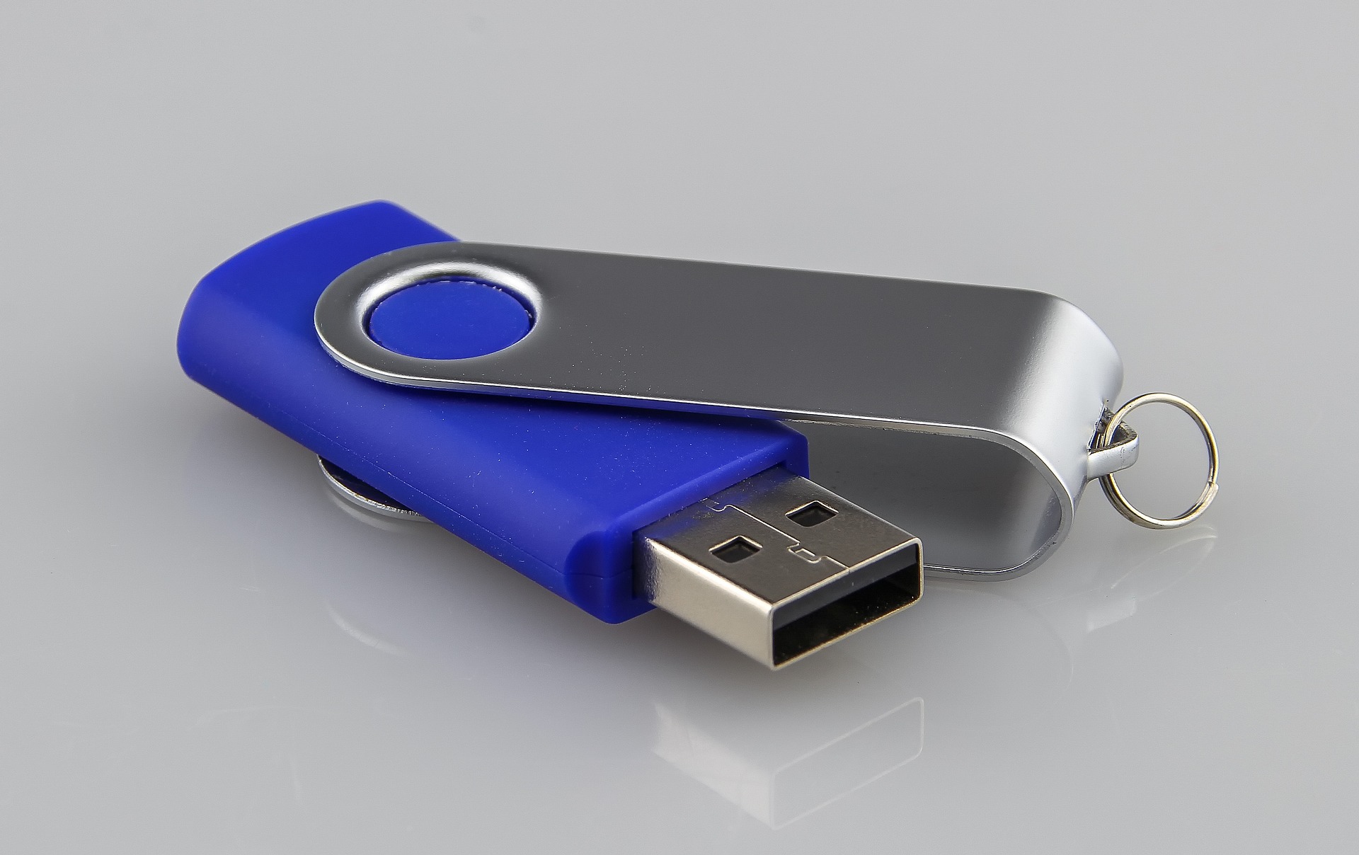 Ein USB-Stick mit geöffnetem Schutz.